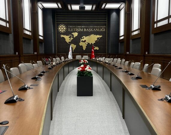 Raportörlük, bir toplantılar, seminerler veya konferanslarda tartışılan konuları, alınan kararları ve önemli bilgileri kaydeden profesyonel kişilerin yürüttüğü bir görevdir. Bu süreç, etkinlik sırasında notlar alınması ve bu notların daha sonra detaylı bir rapor haline getirilmesi ile gerçekleştirilir.