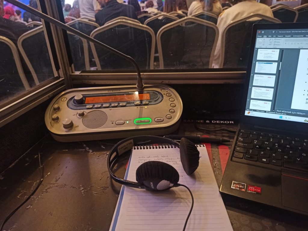 Simultane Çeviri Ekipmanları: Organizasyonun Görünmez Kahramanları