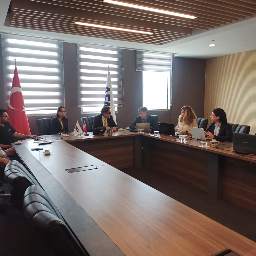 Simultane ve Ardıl Çeviri Arasındaki Farklar: Etkinliğiniz İçin Hangi Yöntem Doğru?